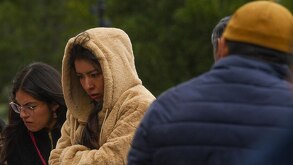 Personas con chamarras y gorros por bajas temperaturas