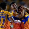 Ángel Correa, Juan Brunetta y Ozziel Herrera celebrando un gol con Tigres en el Apertura 2025.