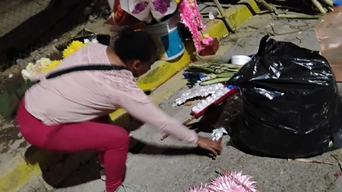 Venedora de flores en panteón de Torreón recogiendo los arreglos tras una batalla campal.