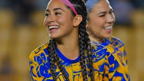Mia Villalpando calentando con las jugadoras de Tigres previo a un partido en el Estadio Universitario en el Apertura 2025.