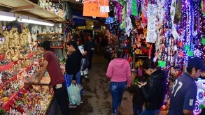 Mercadito Navideño en Torreón, Coahuila, con muchas luces y artículos para el Nacimiento.
