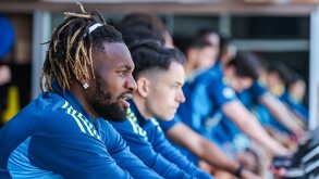 Allan Saint Maximin haciendo ejercicio previo a la Jornada 17 del Apertura 2025.