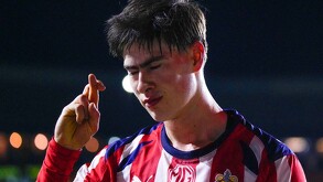 Armando 'Hormiga' González festejando un gol como Yuji Itadori, protagonista del anime Jujutsu Kaisen.