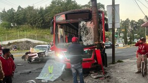 Camión con el parabrisas roto tras chocar contra poste en Toluca