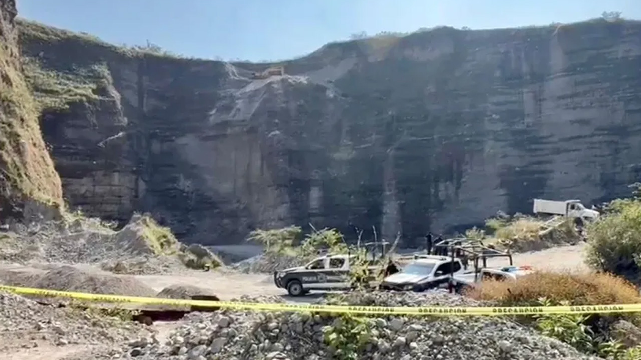 Autoridades localizaron una fosa clandestina en una mina de arena en la colonia Ejidos de Santa María, en Cuernavaca.