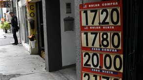 Letreros con el precio del dólar estadounidenses en pesos mexicanos.