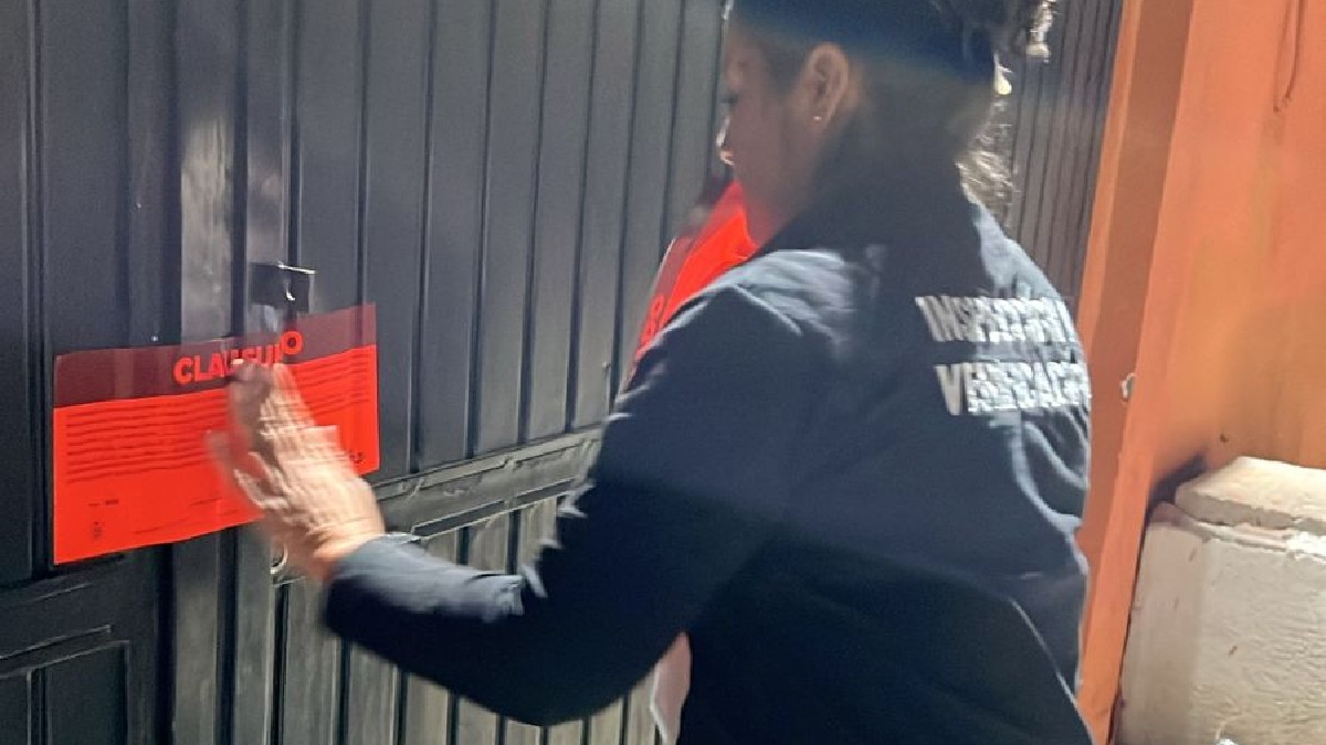 Inspectores de Torreón instalando sellos de clausura a una quinta al descubrir a menores consumiendo alcohol.