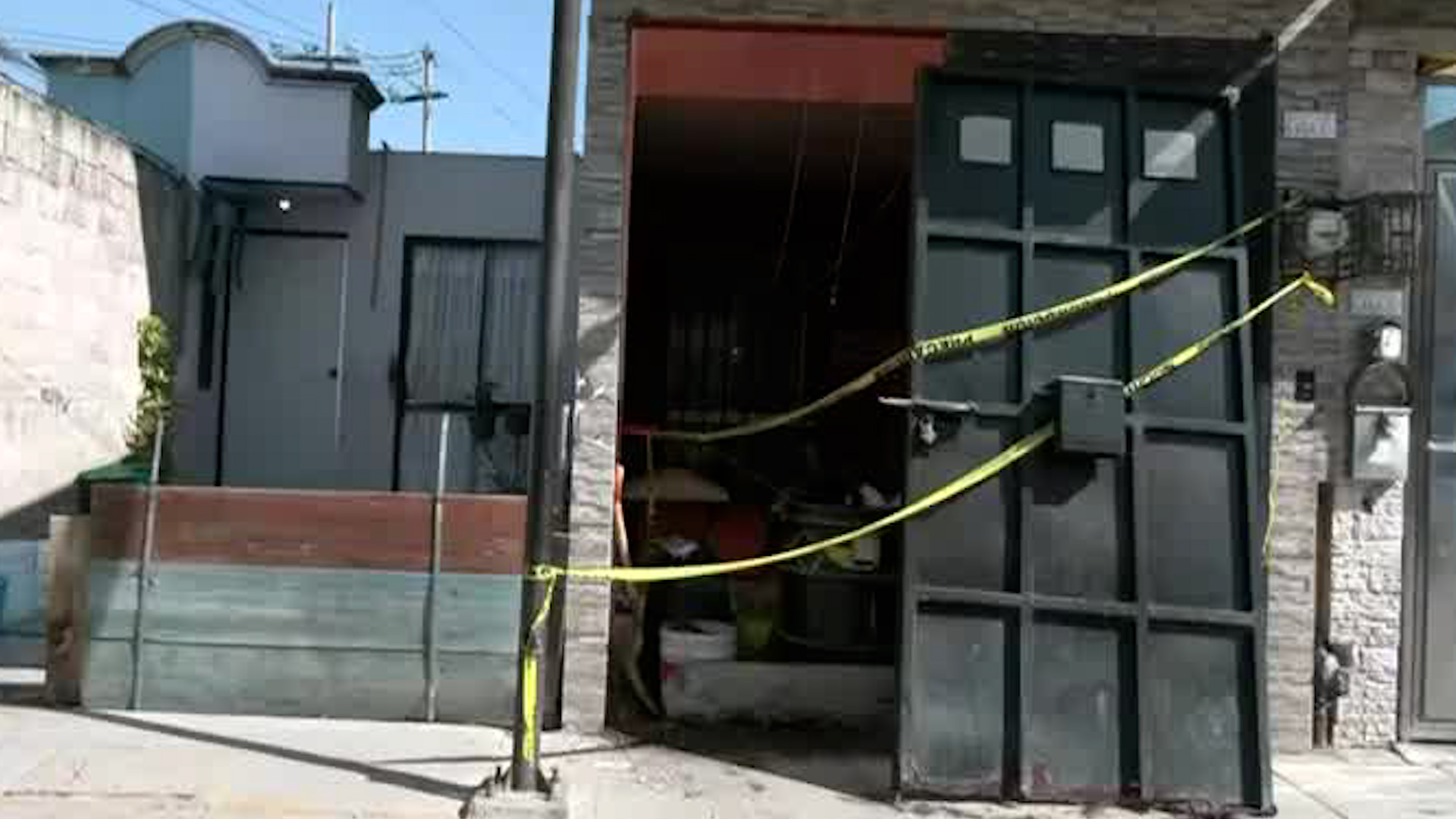 Elementos de la Policía de Investigación revisan el perímetro del municipio de Acolman para dar con el paradero de 'El Custodio'.