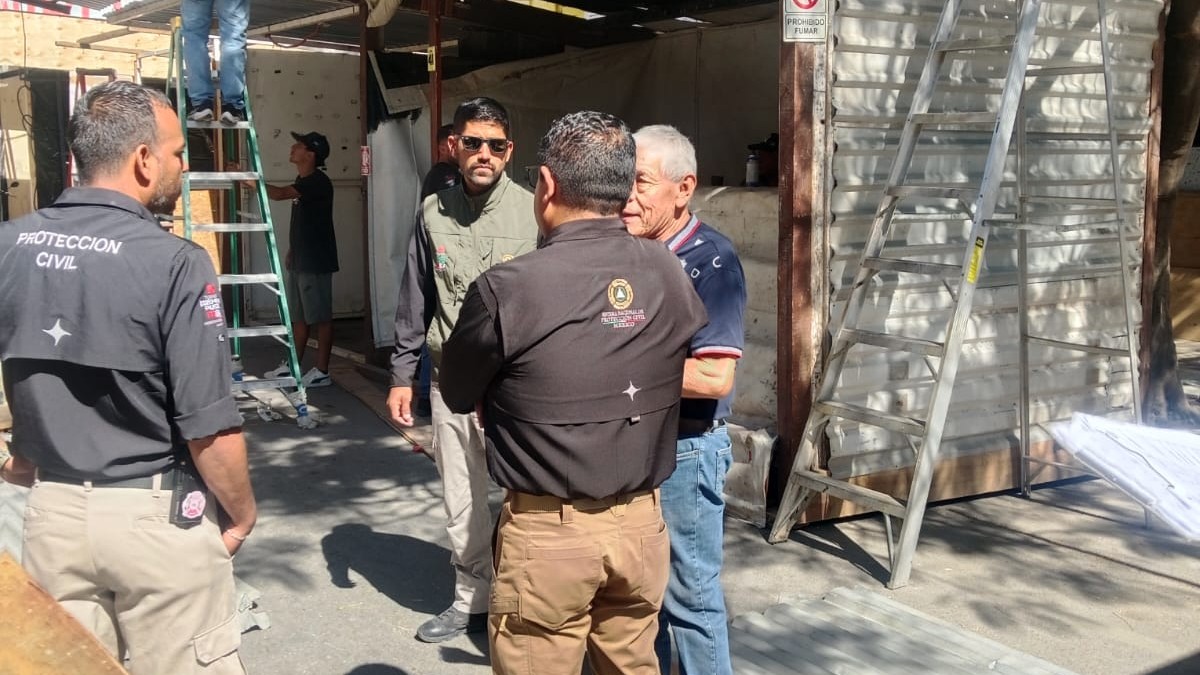 Agentes de Protección Civil de Torreón reunidos con Bomberos en mercadito Navidello de la ciudad.