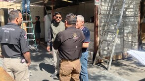Agentes de Protección Civil de Torreón reunidos con Bomberos en mercadito Navidello de la ciudad.