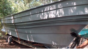 Ilustración digital de una playa al atardecer con tonos naranjas. Tres botes de madera llenos de sacos (posiblemente sandías o melones) están en la arena, y per