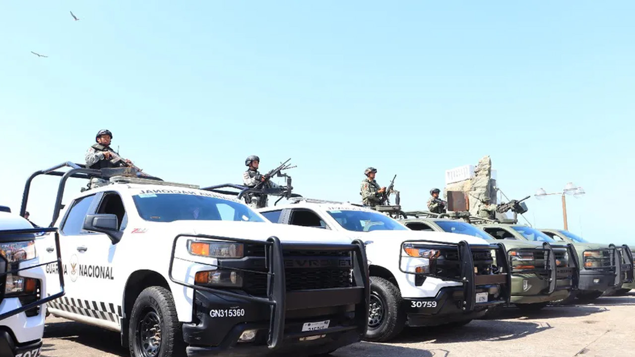 Un grupo armado emboscó a fuerzas federales en Guasave, Sinaloa, dejando 13 presuntos delincuentes abatidos, cuatro detenidos.