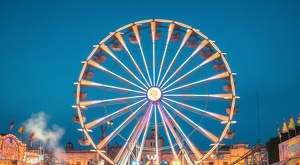 La Feria de Querétaro es un ambiente familiar; hay papás y niños caminando, con peluches y disfrutando de las atracciones y juegos que ofrece la feria