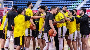 Jugadores de Fuerza Regia reuniéndose antes de comenzar el Juego 1 en el Gimnasio Olímpico Juan de la Barrera.