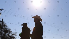 Productores agrícolas en distintos puntos carreteros de Guanajuato bloquean el paso a los automovilistas como manifestación.