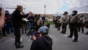 agentes de ICE en una protesta contra las redadas antiinmigración en estados unidos