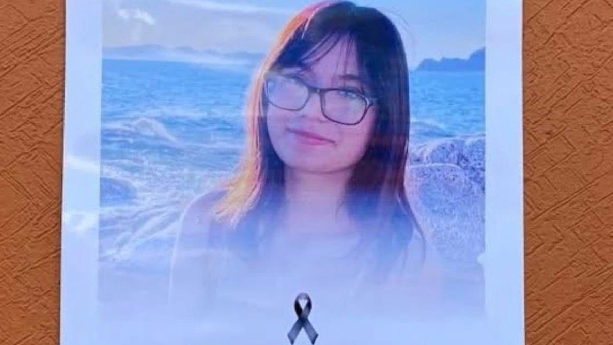 Fotografía en hoja de máquina de joven mujer con lentes de contacto