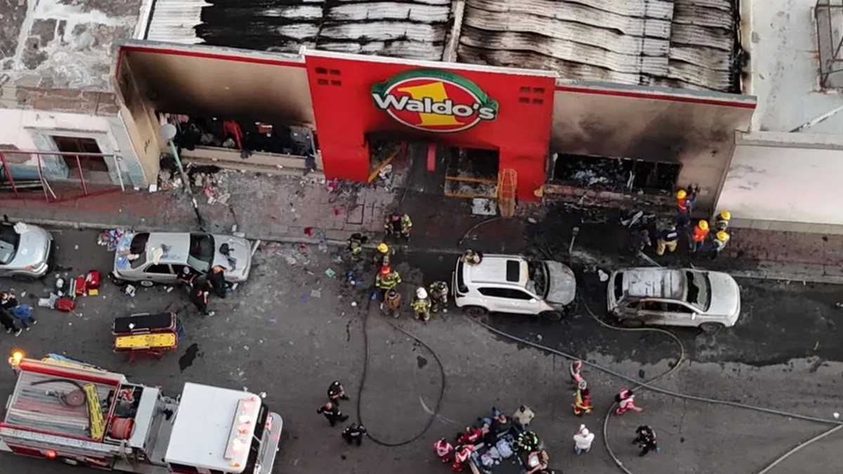 Sucursal de Waldo's en Hermosillo, consumida tras un fuerte incendio.