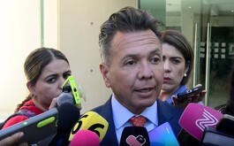 Pablo Lemus entrevistado con diversoso micrófonos