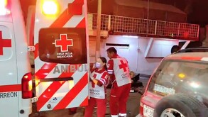 Paramédicos de Cruz Roja rescatando a paciente con emergencia médica en colonia Eduardo Guerra de Torreón.