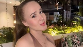 Joven María José Ardila de 23 años sentada en un restaurante con plantas de fondo previo durante la celebración de su cumpleaños