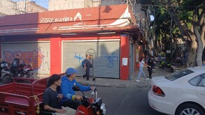 Fachada de la tienda donde un menor mayó a un policía tras cometer un asalto.