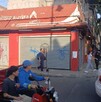 Fachada de la tienda donde un menor mayó a un policía tras cometer un asalto.