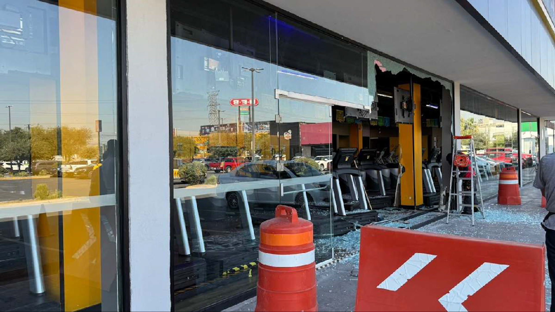 El accidente ocurrió en un gimnasio Smart Fit ubicado en la Plaza Distrito 420, ubicada en el cruce de Sendero Divisorio y República Mexicana.