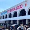 Facha de exterior del Mercado de Atemajac en Zapopan, familias realizando compras y autos estacionados alrededor