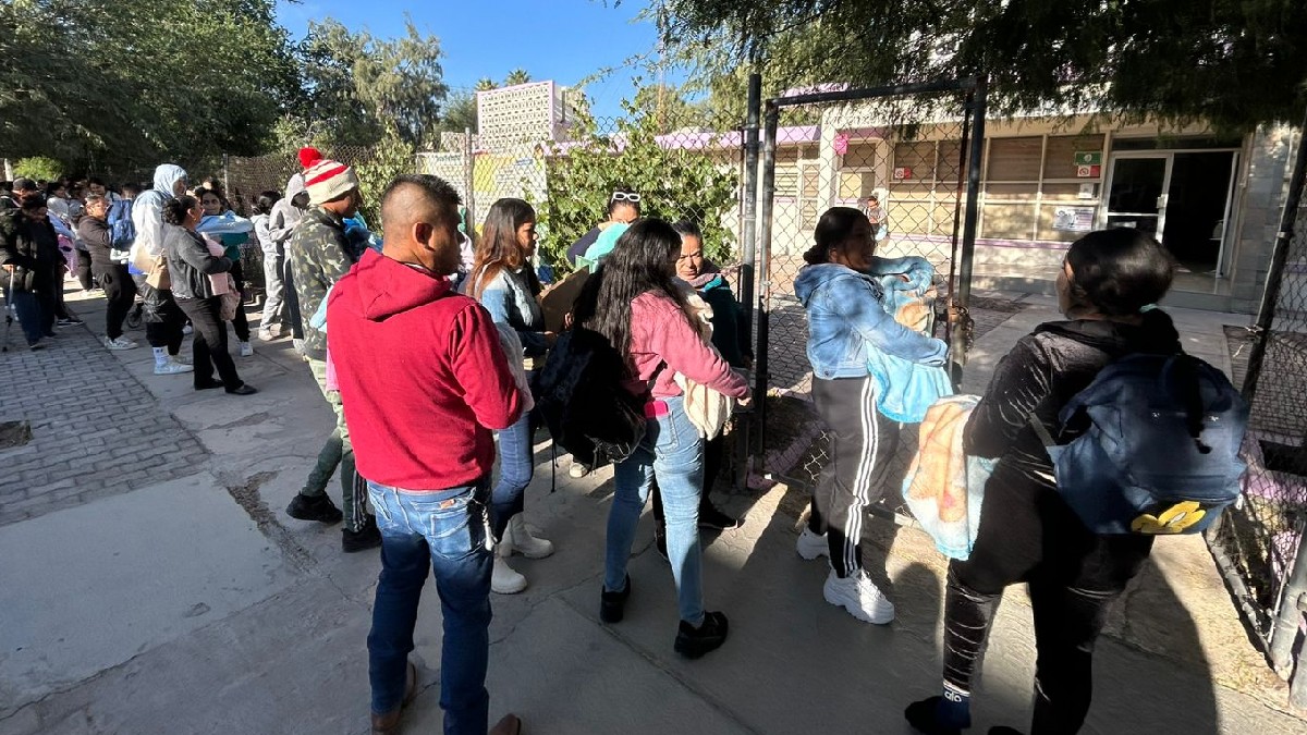Cientos de padres haciendo fila para poder acceder a la vacuna BCG en la Jurisdicción Sanitaria número seis en Torreón.
