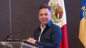 Gobernador Pablo Lemus de perfil vistiendo un traje gris sobre un fondo blanco con la silueta del estado de Jalisco