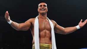 El patron con los brazos abiertos sobre el cuadrilatero.