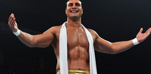 El patron con los brazos abiertos sobre el cuadrilatero.