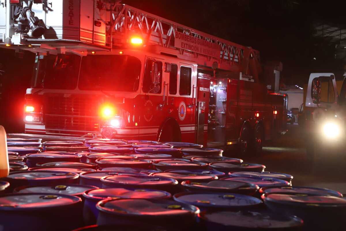 Fábrica de químicos en Guadalajara alerta tras un incendio en su interior.