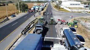 Agricultores colocaron tractores en algunas de las carreteras de Guanajuato para manifestarse.