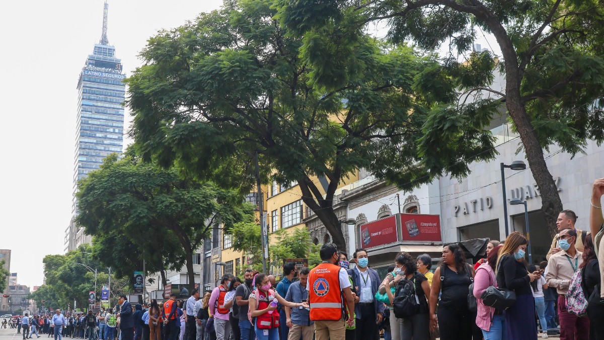 Capitalinos haciendo simulacro de sismos al lado de la Torre Latino.