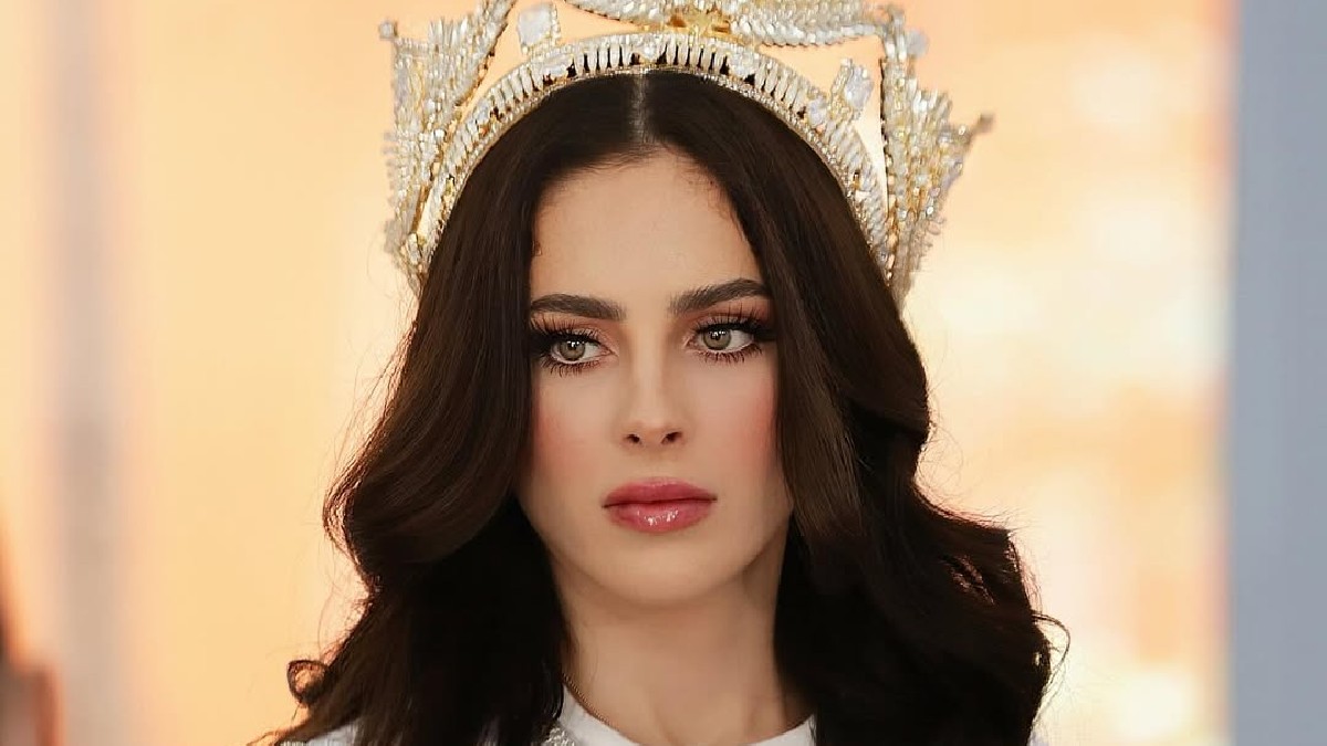 Fátima Bosch luciendo la corona de Miss Universo México.
