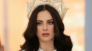 Fátima Bosch luciendo la corona de Miss Universo México.