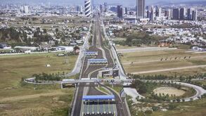 Aspecto de una nueva vía con casetas que conectarán a las ciudades de Puebla y Atlixco.