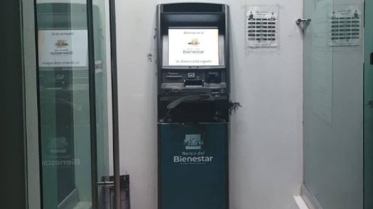 Cajero automático color verde del Banco del Bienestar en Torreón
