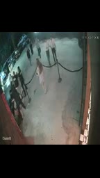 A consecuencia de esta brutal agresión captada por la cámara, la víctima principal resultó con una herida considerable en la pierna.