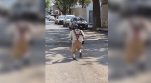 Imagen que capta el momento en que el humanoide vestido como el Chavo del 8 corre por la calle.