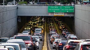 Automóviles circulando por un paso a desnivel en Guadalajara hacia la calzada Lázaro Cárdenas, carretera a Colima y Ciudad Guzmán