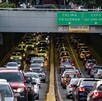 Automóviles circulando por un paso a desnivel en Guadalajara hacia la calzada Lázaro Cárdenas, carretera a Colima y Ciudad Guzmán
