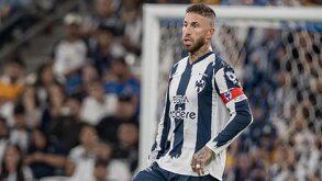 Sergio Ramos jugando con Rayados el Clásico Regio 141 contra Tigres en el BBVA.