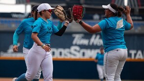 Sofbolistas de Sultanes femenil durante un juego de interescuadras de cara a la temporada 2026 en la LMS.