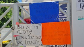 Cartulinas de distintos colores con consignas, durante el paro en el Instituto Tecnológico de Tehuacán.