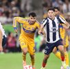 Ángel Correa en su primer Clásico Regio con Tigres, disputando un balón en contra de Gerardo Arteaga y Sergio Canales.