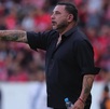Antonio Mohamed dando instrucciones en el juego Atlas vs Toluca de la penúltima fecha del torneo regular en el Apertura 2025 de la Liga MX.