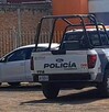 Patrulla de la Policía Municipal y oficial de Tlaquepaque frente a una casa y reja blanca en fraccionamiento Villa Fontana